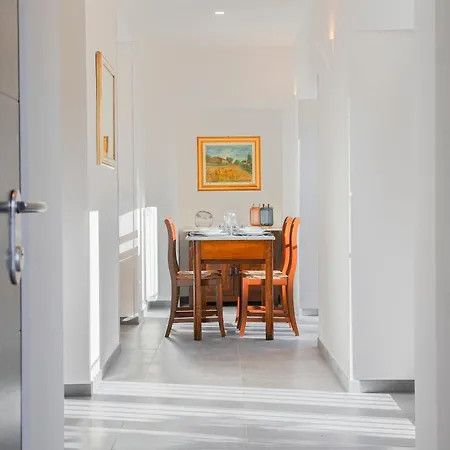 Eugenia - By Myhomeincomo Lägenhet