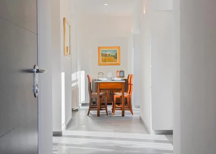 Eugenia - By Myhomeincomo דירה