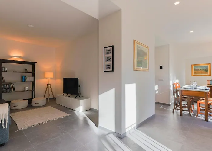 Eugenia - By Myhomeincomo